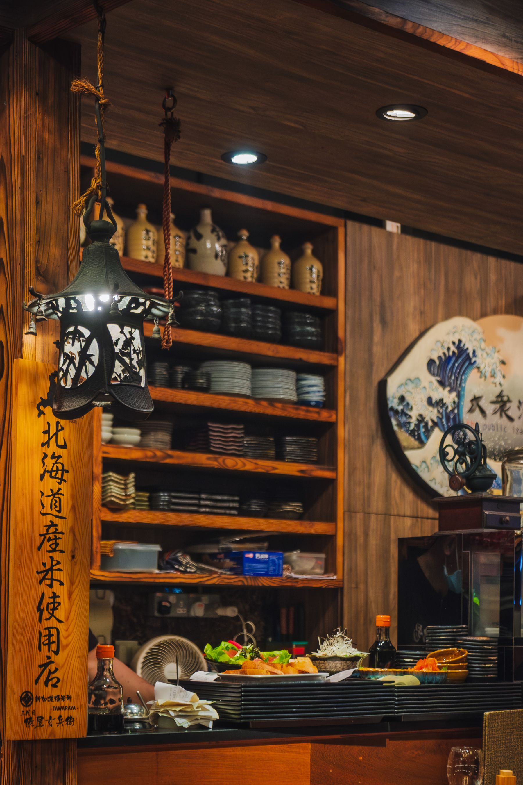 照明と木の質感が心地よい店内